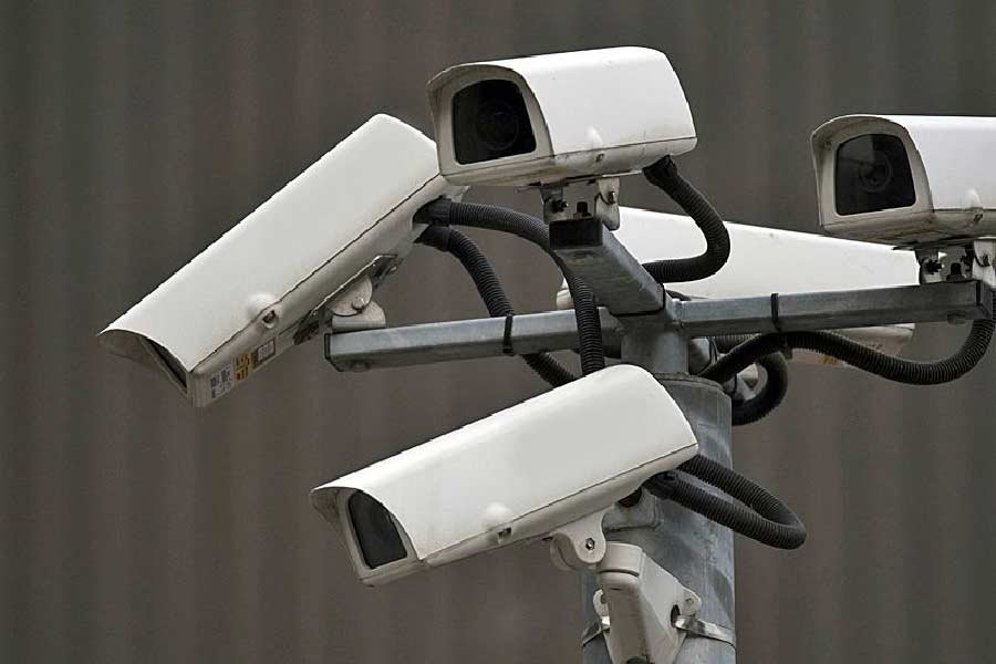 অভিযোগ পাওয়ার পরই নড়েচড়ে বসে পুলিশ। ওই এলাকার সব সিসিটিভি ফুটেজ খতিয়ে দেখার নির্দেশ দেওয়া হয়।