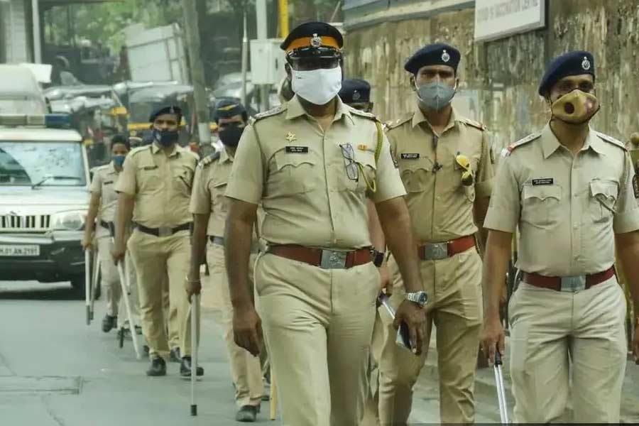 ডিসিপি মঞ্জুনাথ সিঙ্ঘে সিনিয়র ইন্সপেক্টর  রাজেশ দেভেরে, ইন্সপেক্টর সাগর নিকম, অ্যাসিস্ট্যান্ট ইন্সপেক্টর বজরঙ্গ জগতাপের নেতৃত্বে একটি দল সিসিটিভি ফুটেজ বিশ্লেষণ করে। প্রায় ৫০০ সিসিটিভি ফুটেজ বিশ্লেষণ করা হয়