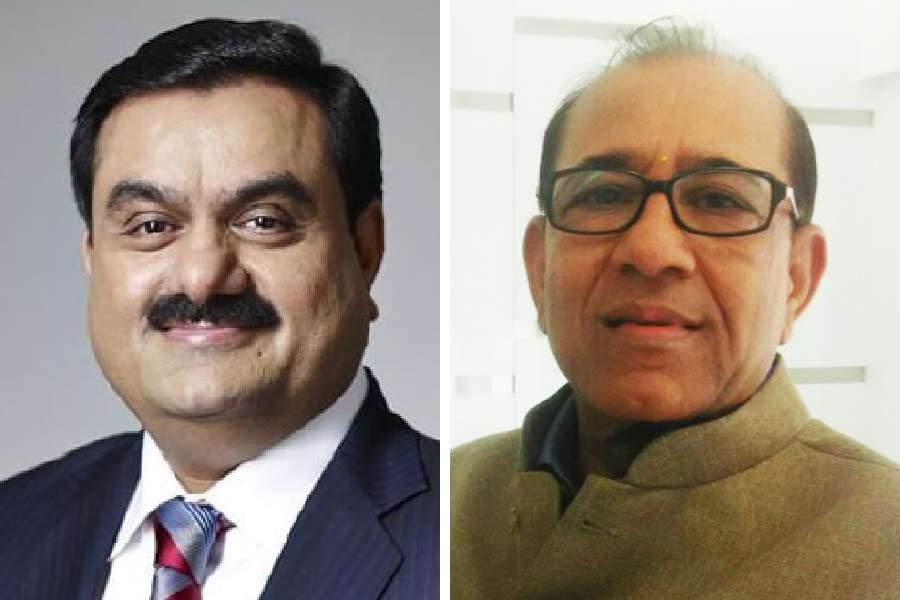 গৌতম আদানি এই মুহূর্তে বিশ্বের দ্বিতীয় ধনী ব্যক্তি। এ বার ধনীদের তালিকায় উঠে এলেন তাঁর দাদাও। ধনীতম অনাবাসী ভারতীয়দের তালিকায় নাম লেখালেন বিনোদ আদানি। বস্তুত, এখন অনাবাসী ভারতীয়দের মধ্যে ধনীতম ব্যক্তি বিনোদই।