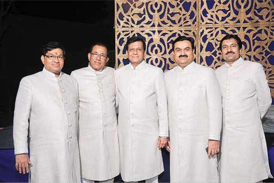 গৌতম আদানির দাদার পুরো নাম বিনোদ শান্তিলাল আদানি। তিনি ব্যবসা শুরু করেন ১৯৭৬ সালে। মহারাষ্ট্রের ঠাণেতে কাপড়ের ব্যবসা করতেন। পরে দেশ ছাড়িয়ে বিদেশেও ব্যবসা ছড়িয়ে দেন বিনোদ। এখন তিনি দুবাইয়ের ব্যবসায়ী।