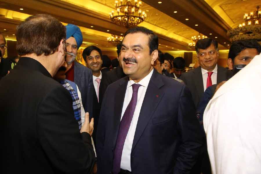 ব্লুমবার্গ বিলিয়নেয়ার্স ইনডেক্স অনুসারে, টেসলা এবং স্পেসএক্সের সিইও এলন মাস্কের পরেই রয়েছেন গৌতম আদানি। কয়েক দিন আগেই সম্পদের নিরিখে অ্যামাজনের জেফ বেজোসকে ছাড়িয়ে দ্বিতীয় স্থানে উঠে এসেছেন গৌতম। ভাই অনেক এগিয়ে। তবে পিছিয়ে নেই দাদাও।