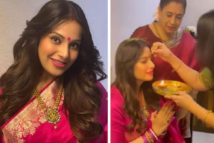 মেয়ের হবু সন্তানের আগমনে যত্ন করে পাত সাজিয়েছিলেন বিপাশার মা মমতা বসু। সরু চালের ভাত, ডাল, পটল ভাজা, শাক, সব্জির তরকারি, মাছ-মাংস, চাটনি, পায়েস— কী ছিল না তাতে। বাঙালি ঘরের মেয়ের সাধের অনুষ্ঠানে শাঁখ-উলুধ্বনিও শোনা গিয়েছে।