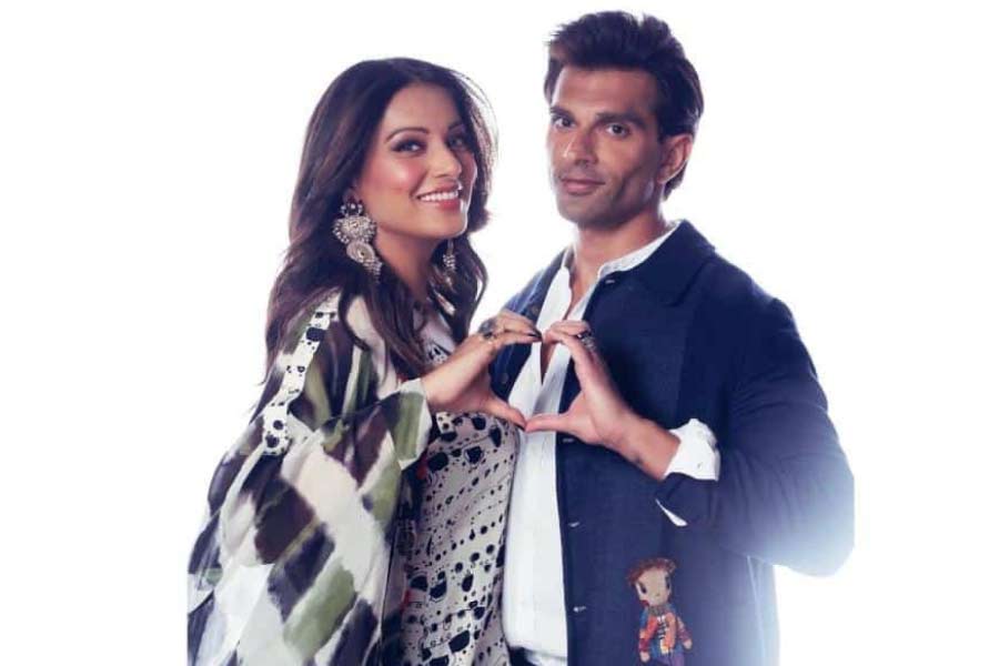 বলিউডের অন্দরের খবর, ওই সাধের ভোজের পর বিপাশার ঘনিষ্ঠ এক বন্ধু তাঁর কাছে বায়না ধরেন, তিনিও সাধের অনুষ্ঠানের আয়োজন করবেন। তাতে সায় না দিয়ে থাকতে পারেননি বিপাশা-করণ।