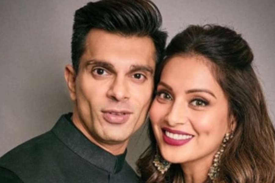 অতিথিদের জন্য আমন্ত্রণপত্রে অনুষ্ঠানের জন্য তাঁদের পোশাকের রংও বেছে দিয়েছেন ‘জিস্‌ম’ ছবির নায়িকা। তিনি বলেছেন, অনুষ্ঠানে আসুন। তবে পুরুষেরা নীল আর ল্যাভেন্ডার রঙের পোশাক পরবেন। অতিথিদের মধ্যে মহিলাদের জন্য বিপাশার পছন্দ গোলাপি আর জাম রঙের পোশাক।