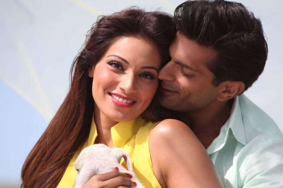 বছর দুয়েক আগে যদিও ‘ডেঞ্জারাস’ নামে একটি ওয়েবসিরিজে মুখ দেখিয়েছিলেন বিপাশা। সেটি অবশ্য তাঁর কেরিয়ারে বিশেষ কাজে আসেনি। ভবিষ্যতে তিনি অভিনয় করবেন কি না, সে নিয়ে অবশ্য কোনও কথা বলেননি তিনি। আপাতত সন্তানের আগমনের দিকেই মন দিতে চান বিপাশা।