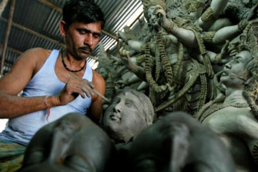 মাতৃবন্দনার প্রস্তুতি চার দিকে। প্রতিমা গড়ার কাজে শেষ মুহূর্তের ব্যস্ততা। প্রথমে কাঠামো, তার পরে একমেটে, দোমেটে, ক্রমে ধাপে ধাপে প্রাণবন্ত ওঠে মায়ের মৃন্ময়ী রূপ। 