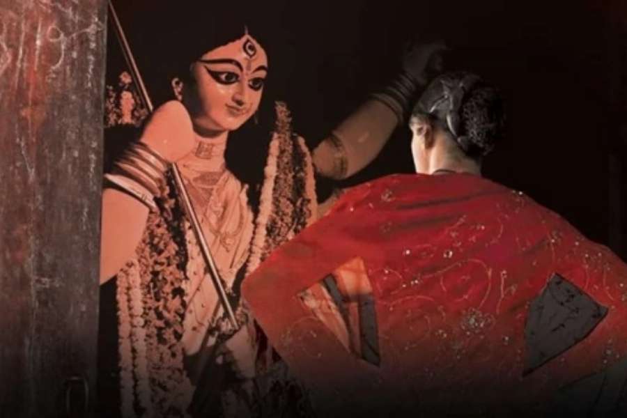  প্রতিমা তৈরিতে গঙ্গা জল, ধানের শীষ, গোবর, গাভীর মূত্র ছাড়া আরও একটি উপকরণ হল যৌনপল্লির মাটি। হ্যাঁ, দুর্গাপ্রতিমা তৈরিতে সমাজের তথাকথিত অপবিত্র পাড়ার মাটিই অপরিহার্য।  