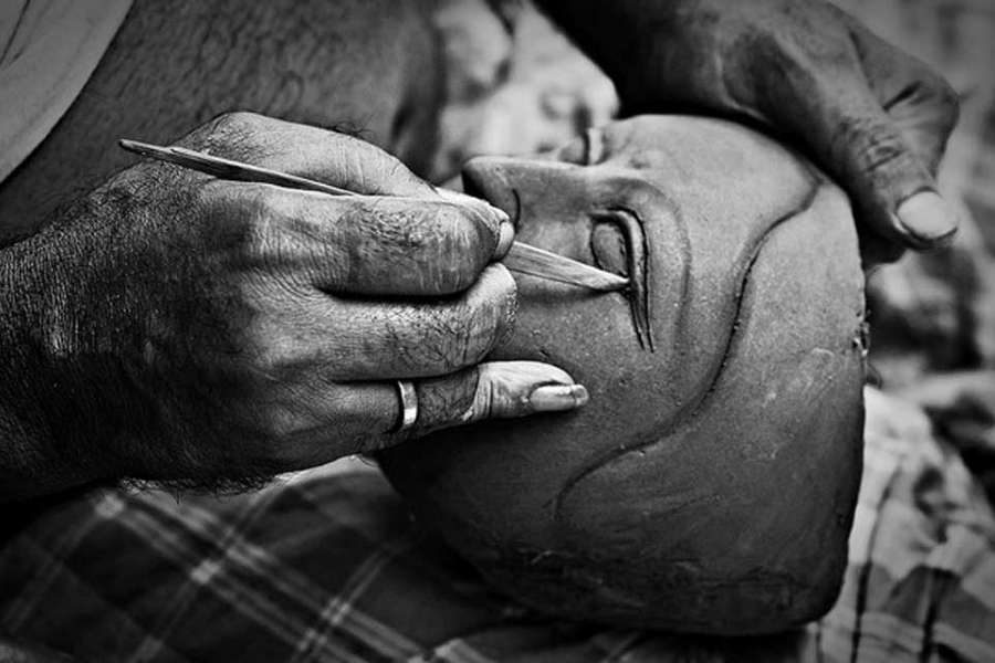 এ পাড়ার বাসিন্দাদের প্রতি সমাজের অবজ্ঞা, বঞ্চনা প্রতিনিয়ত। যে যৌনপল্লিকে সমাজ ব্রাত্য করে রাখে, সেখানকারই মাটি কেন ব্যবহার হয় উমাকে গড়ে তুলতে?