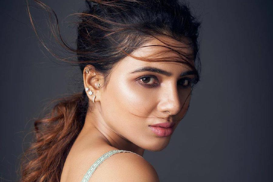 নাগা চৈতন্যের সঙ্গে বিচ্ছেদের পর থেকেই সামান্থা রুথ প্রভুর অনুরাগীদের একাংশ চাইছিলেন, তিনি আবার বিয়ের পিঁড়িতে বসুন। আবার নতুন করে সাজিয়ে নিন জীবন। প্রথম বিয়ে ভাঙার বছর ঘুরতে না ঘুরতে সামান্থার দ্বিতীয় বিয়ের গুঞ্জনে হঠাৎ ছেয়ে গিয়েছে চলচ্চিত্র জগৎ। জল্পনা, সামান্থা নতুন জীবনসঙ্গী খুঁজে পেয়েছেন, রাজি হয়েছেন বিয়েতেও।