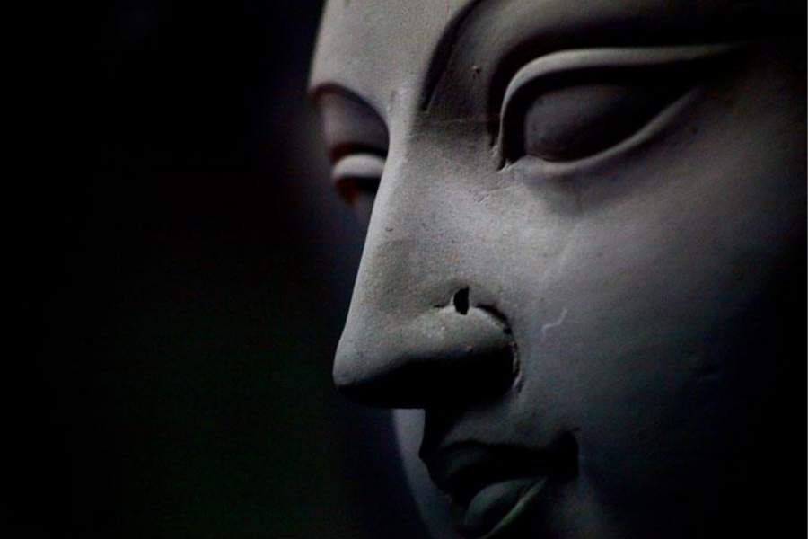 এই সময়ে মহামায়া নয় রূপে পূজিত হন। নর্তকী বা অভিনেত্রী, কাপালিক, ধোপানী, নাপিতানী, ব্রাহ্মণী, শূদ্রাণী, গোয়ালিনী, মালিনী ও পতিতা।  নবম কন্যা যৌনপল্লিরই প্রতিনিধি। মনে করা হয়, এই কারণেও এই প্রথার জন্ম হয়ে থাকতে পারে।    