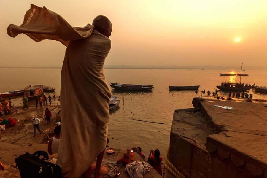 প্রাচীনকালে ব্রাহ্মণেরা যৌনপল্লীর দ্বারে গিয়ে বিশেষ শ্লোক উচ্চারণ করে মাটি সংগ্রহ করতেন। ক্রমে সে রীতির বদল ঘটে বর্তমানে কারিগর বা মৃৎশিল্পীরা নিজেরাই এই মাটি সংগ্রহ করে আনেন।   