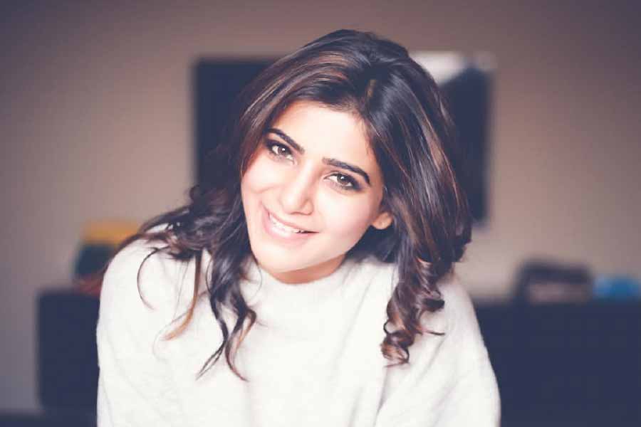 এ বার সামান্থাকে নিয়ে ফের জল্পনা দানা বেঁধেছে। এমনিতেই গত কয়েক দিন ধরে নানা মহলে অভিনেত্রীর শারীরিক পরিস্থিতি নিয়ে চর্চা চলছে। সূত্রের খবর, তিনি আমেরিকা উড়ে গিয়েছেন। অনেকেই বলছেন, চিকিৎসার জন্যই নাকি বিদেশ গিয়েছেন নায়িকা। তবে একটি ইংরেজি দৈনিকে সামান্থার ম্যানেজার মহেন্দ্র জানিয়েছেন, নায়িকা একেবারে সুস্থ। তা হলে হঠাৎ আমেরিকা কেন গেলেন তিনি? কারণ স্পষ্ট নয়।