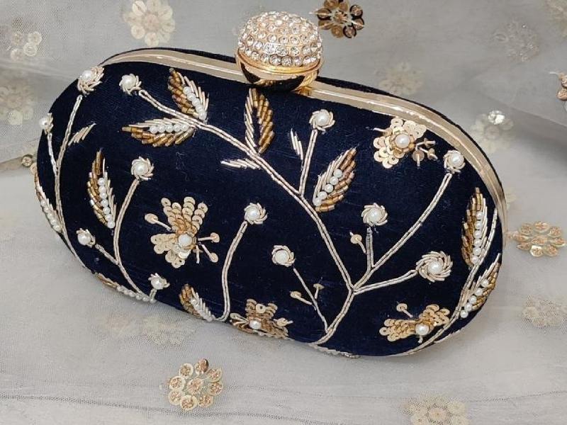 পুজোর জমাকালো সাজের সঙ্গী হতে পারে একটু ভাল ক্লাচও।