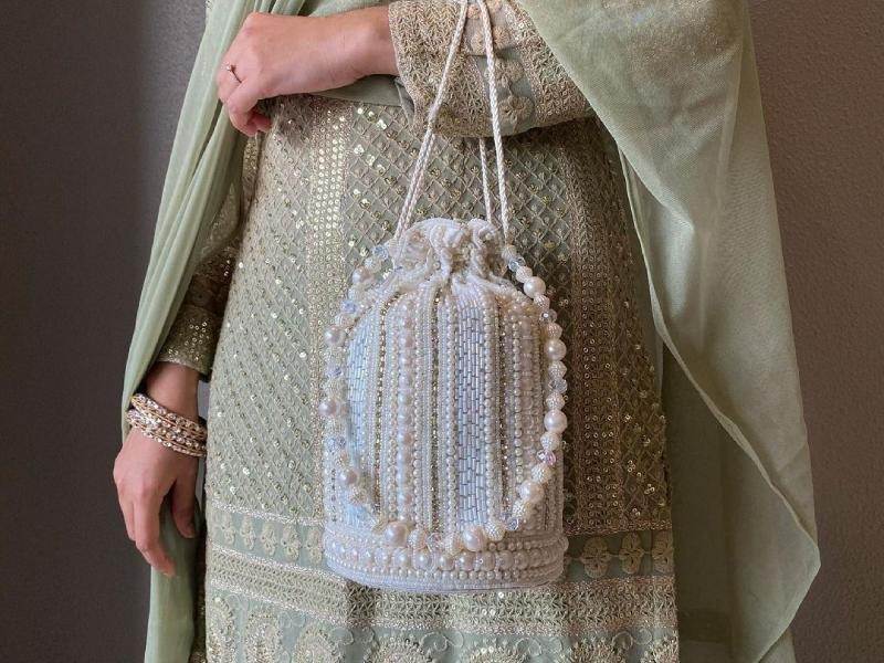 পোশাকের সঙ্গে মানানসই রঙের একটা পোটলি ব্যাগ নিলে কিন্তু মন্দ লাগবে না। 