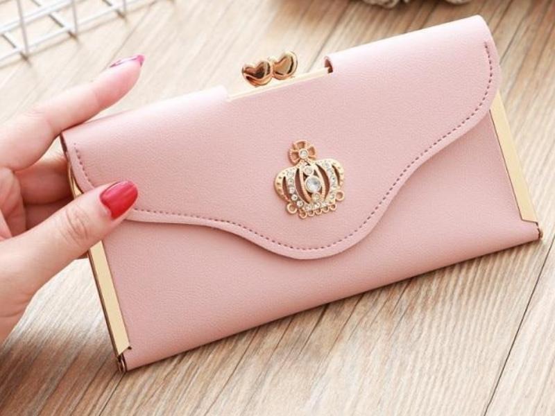 বড় ব্যাগের ভিতরে একটা পার্স রাখা তো অত্যন্ত জরুরি!