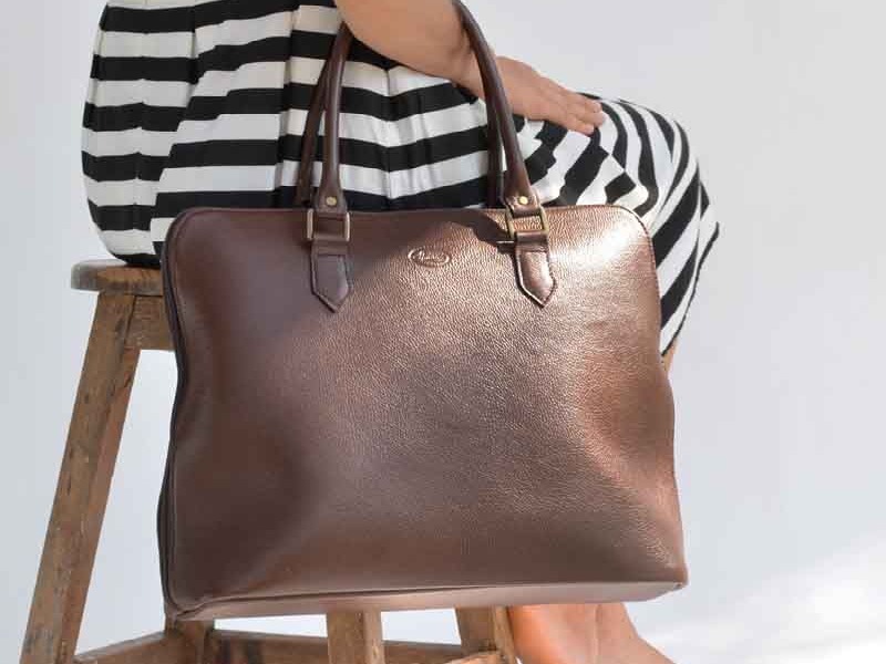 মাঝারি বা বড় ব্যাগে সহজেই ভরে নিতে পারেন আপনার নিত্য প্রয়োজনীয় জিনিসগুলি।