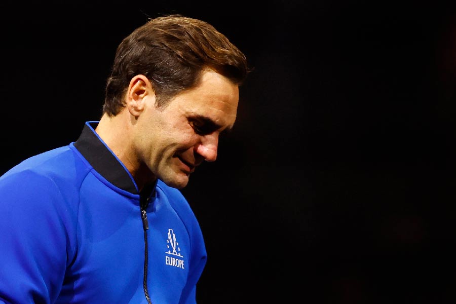 হাউ হাউ করে কাঁদছেন। জীবনের প্রথম ভালবাসার সঙ্গে বিচ্ছেদ। বুকের ভিতর থেকে কষ্টটা যেন দলা পাকিয়ে উঠে আসছে। দর্শক ভর্তি স্টেডিয়ামের মাঝে দাঁড়িয়ে একা ফেডেরার। ‘ও২ এরিনা’-র ধুসর কোর্টের চারপাশ তখন আরও কালো, অন্ধকারে ঢাকা।