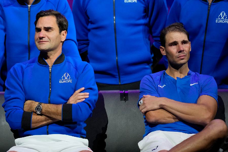 ম্যাচের পর কোর্টের ধারে রাখা সোফায় বসে কাঁদছেন ফেডেরার। তাঁর পাশে বসে কাঁদছেন গত দু’দশকের প্রবল প্রতিপক্ষ রাফায়েল নাদাল। নোভাক জোকোভিচ, অ্যান্ডি মারেরা পিছনে দাঁড়িয়ে রইলেন শূন্য দৃষ্টি নিয়ে। 