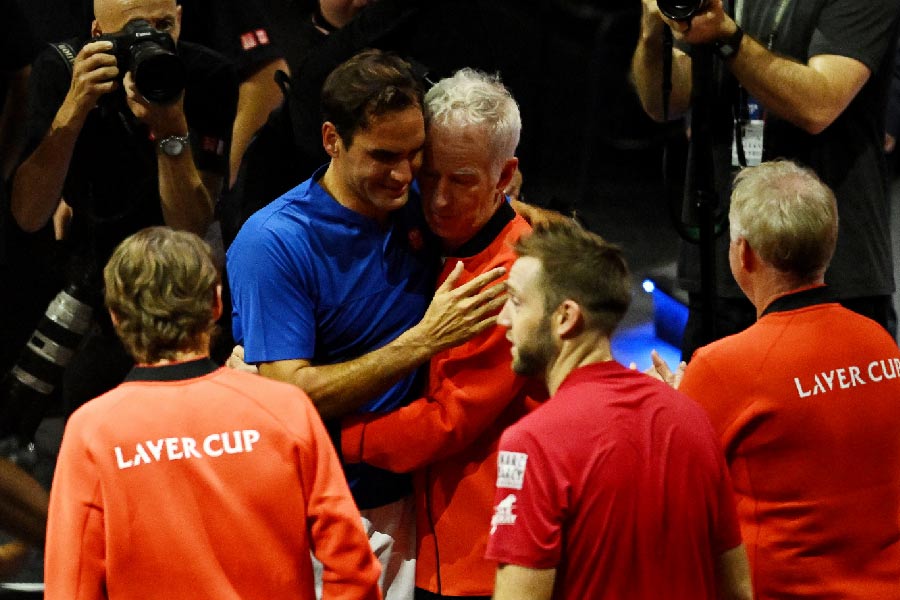 শুধু সতীর্থরাই নন, টেনিস-জীবনের শেয প্রতিযোগিতার প্রতিপক্ষরাও শোকাচ্ছন্ন। চোখের কোণ চিকচিক করছে তাঁদেরও। ফেডেরারকে বুকে টেনে নিলেন ‘অবশিষ্ট বিশ্ব’ দলের কোচ জন ম্যাকেনরো।