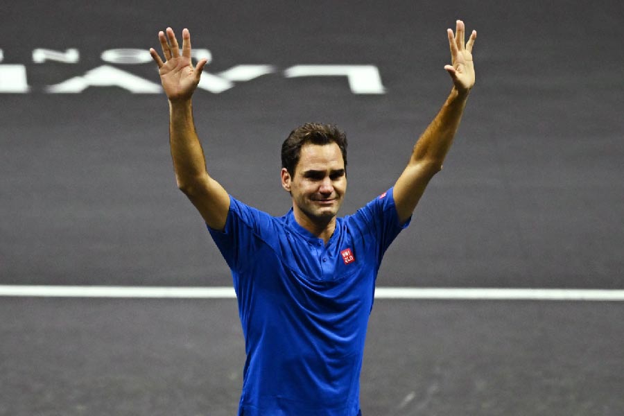 দর্শকরা কাঁদছেন। হাততালি দিচ্ছেন। প্রিয় নায়কের বিদায় মানতে পারছেন না তাঁরা। অনুরাগীদের কাছ থেকে বিদায় চেয়ে নেওয়ার সময়ও আবেগ সামলাতে পারলেন না ফেডেরার।