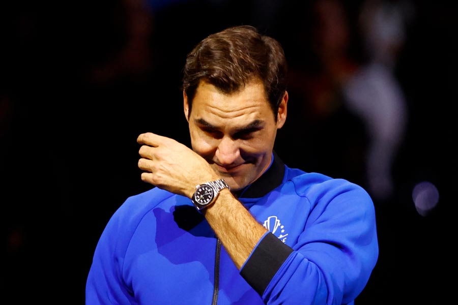 এ বার কিছু বলতে হবে। আনুষ্ঠানিকতা! খানিকটা সামলে নিলেন নিজেকে। কান্না ভেজা মুখেই তখন হালকা হাসির রেখা। ‘রাজা’ কি হাসছেন? না কি কান্না ঢাকছেন? 