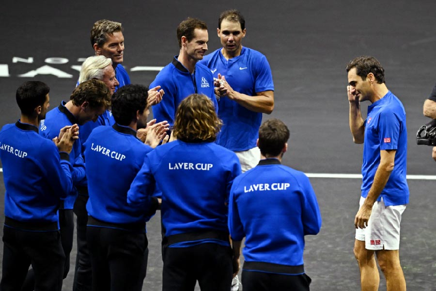 খেলার কোর্টে ছাড়ার পালা হোক না পূর্ব ঘোষিত, পরিকল্পিত— ফেডেরারের সামনে তখন ইউরোপ দলের কোচ বিয়র্ন বর্গ, নাদাল, জোকোভিচ, মারে-সহ বাকি সতীর্থরা। ফেডেরারের যাওয়ার পথ আগলে দাঁড়িয়ে তাঁরা।