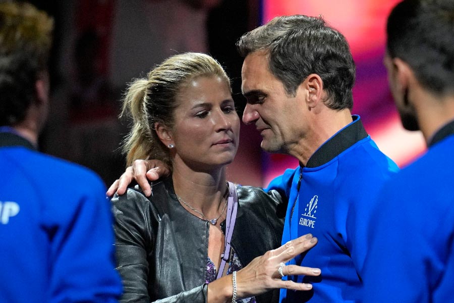 শেষ ম্যাচ খেলা হয়ে গিয়েছে। ২৪ বছরের টেনিস-জীবন সবে অতীত। প্রাক্তন হয়ে যাওয়া ফেডেরার নিজেকে সামলাতে পারলেন না। ভেঙে পড়লেন কান্নায়। এগিয়ে এলেন মিরকা। তাঁকে শক্ত করে জড়িয়ে স্ত্রী। গালে, কপালে একের পর এক চুমু খাচ্ছেন। কানে কানে কিছু বলছেন। হয়তো বলছেন, ‘নিজের আবেগ সামলাও।’