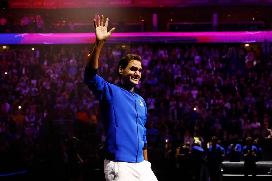 সব আনুষ্ঠানিকতার পর্বও শেষ। যে দর্শকরা এত বছর ধরে ক্রমাগত উৎসাহ দিয়েছেন, ভালবেসেছেন— তাঁদের বিদায় জানালেন ফেডেরার। পুরো কোর্ট ঘুরলেন। হাত নেড়ে দর্শকদের ধন্যবাদ জানালেন।