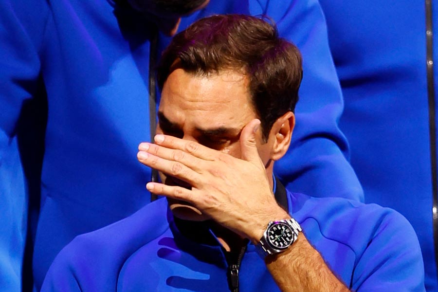 ফেডেরার বার বার বলেছেন, “এটা আনন্দের কান্না।” একটা দীর্ঘশ্বাস ফেলে বলেন, “কোনও মতে কেটে গেল, তাই না? আমি খুশি। তোমাদের যেমন বলছিলাম। আমার কোনও দুঃখ নেই।”