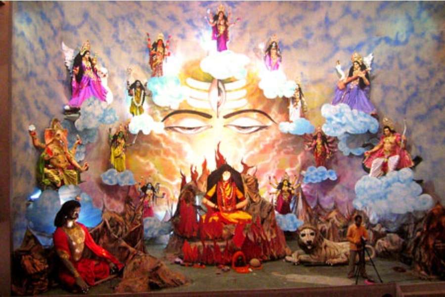 সমগ্র নারীজাতির এক অখণ্ড রূপ হল দেবী দুর্গা। জাতি, শ্রেণি নির্বিশেষে নারী যে শক্তিময়ী সনাতনী- এই দর্শনই রূপায়িত হয়েছে এই প্রথার মাধ্যমে।  