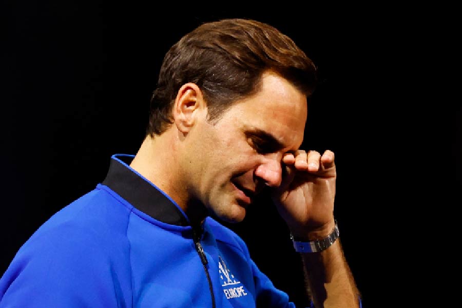 শিশুর মতো কেঁদেই চলেছেন ফেডেরার। বাধ মানছে না তাঁর চোখের জল। হাত দিয়ে মুখ ঢাকলেন ২০টি গ্র্যান্ড স্ল্যামের মালিক। তখনও স্থির লেভার কাপে তাঁর দলের সতীর্থরা।