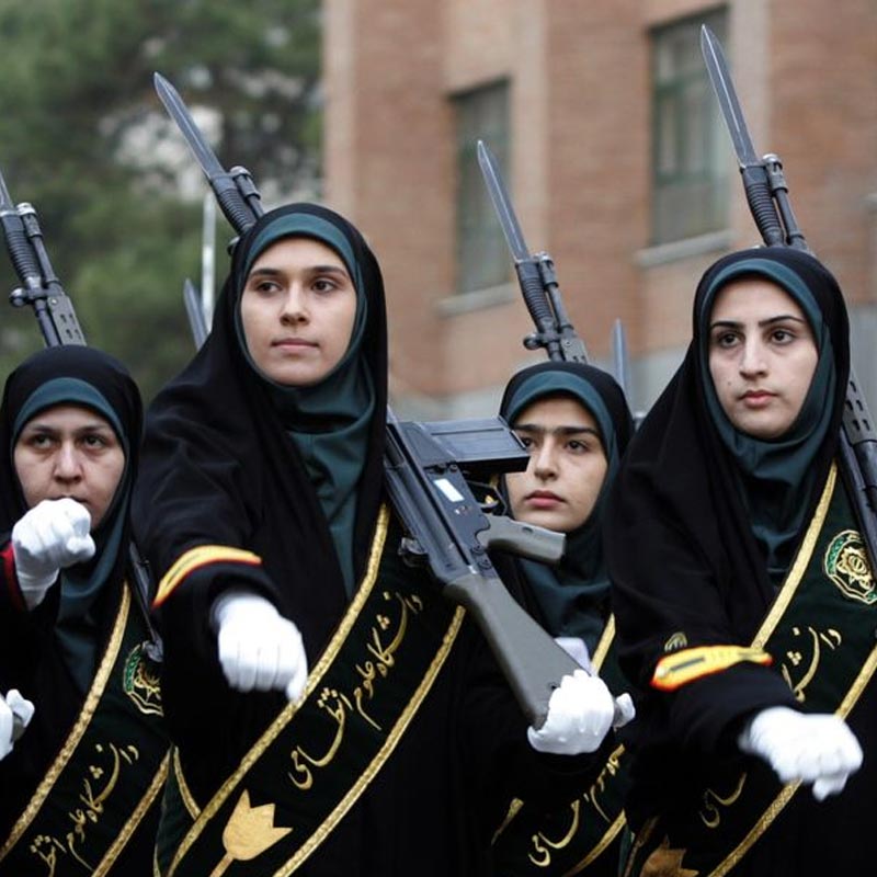 হিজাবে ঢাকা গোটা শরীর। সাদা গ্লাভস পরা হাতে ধরা অত্যাধুনিক অ্যাসল্ট রাইফেল। ইরানের রাস্তায় নেমেছেন এমনই হাজার হাজার মহিলা কম্যান্ডো। হিজাব-বিরোধীদের দমন করাই তাঁদের একমাত্র লক্ষ্য।