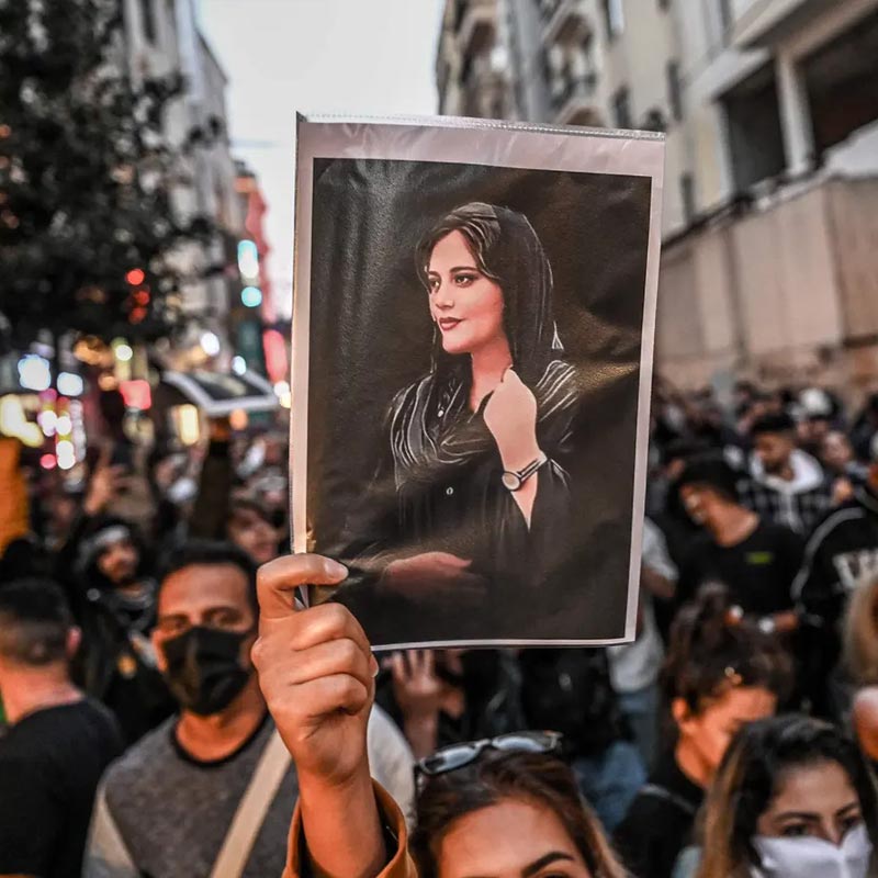 পুলিশি হেফাজতে থাকাকালীন ২২ বছরের তরুণী মাহশা আমিনির মৃত্যুর ঘটনাকে কেন্দ্র করে বিক্ষোভে ফেটে পড়েছে গোটা ইরান। 