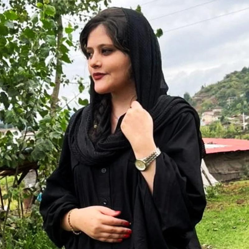 ইরানের পুলিশের পাল্টা দাবি, পুলিশি হেফাজতে থাকাকালীন হৃদ্‌রোগে আক্রান্ত হয়েছিলেন মাহশা। তার পর থেকে কোমায় চলে যান তিনি। তা থেকে বেঁচে ফিরে আসেননি। যদিও প্রত্যক্ষদর্শীরা এই দাবি নস্যাৎ করে দিয়েছেন। মাহশার মেডিক্যাল রিপোর্ট ফাঁস হয়ে যাওয়ার পর পুলিশের দাবিকে ভুয়ো বলে মনে করছেন তাঁরা। 