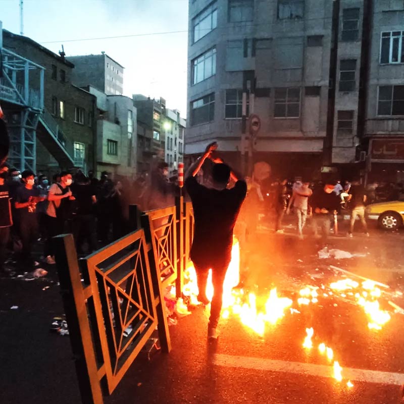 প্রতিবাদীদের দমাতে সক্রিয় হয়েছে ইরান পুলিশ। অসলোর স্বেচ্ছাসেবী সংস্থা ‘ইরান হিউম্যান রাইটস্‌’-এর দাবি, পুলিশের গুলিতে অন্তত ৫৭ জন প্রতিবাদী নিহত হয়েছেন। যদিও সরকারি মতে, সে সংখ্যাটি ২৮। যদিও সেটি ভুয়ো পরিসংখ্যান বলে নস্যাৎ করেছে ওই স্বেচ্ছাসেবী মানবাধিকার সংগঠনটি।