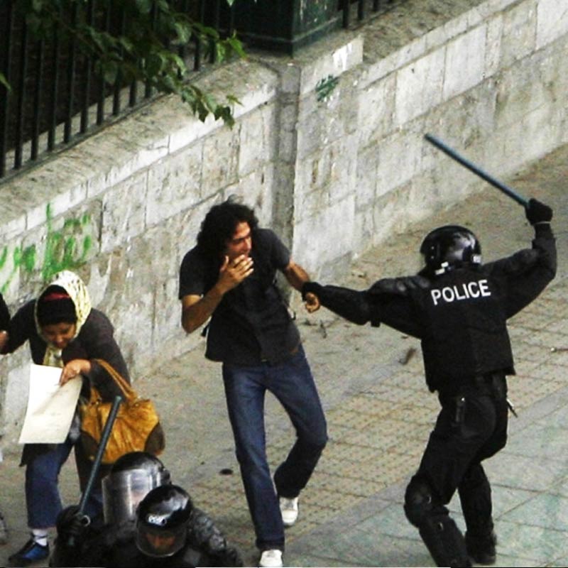 ‘দ্য সান’-এর একটি প্রতিবেদনে দাবি করা হয়েছে, বিক্ষোভকারীদের ধরে ধরে জেলে পুরতে রাস্তায় নেমে পড়েছেন ওই কম্যান্ডোরা। যদিও সংবাদমাধ্যমের কাছে ওই বিশেষ কম্যান্ডো ইউনিটের প্রধান কর্নেল হাইদারির দাবি, ‘‘আমাদের ইউনিটের সমস্ত মহিলা কম্যান্ডোর লক্ষ্য দেশে শান্তি ফিরিয়ে আনা।’’