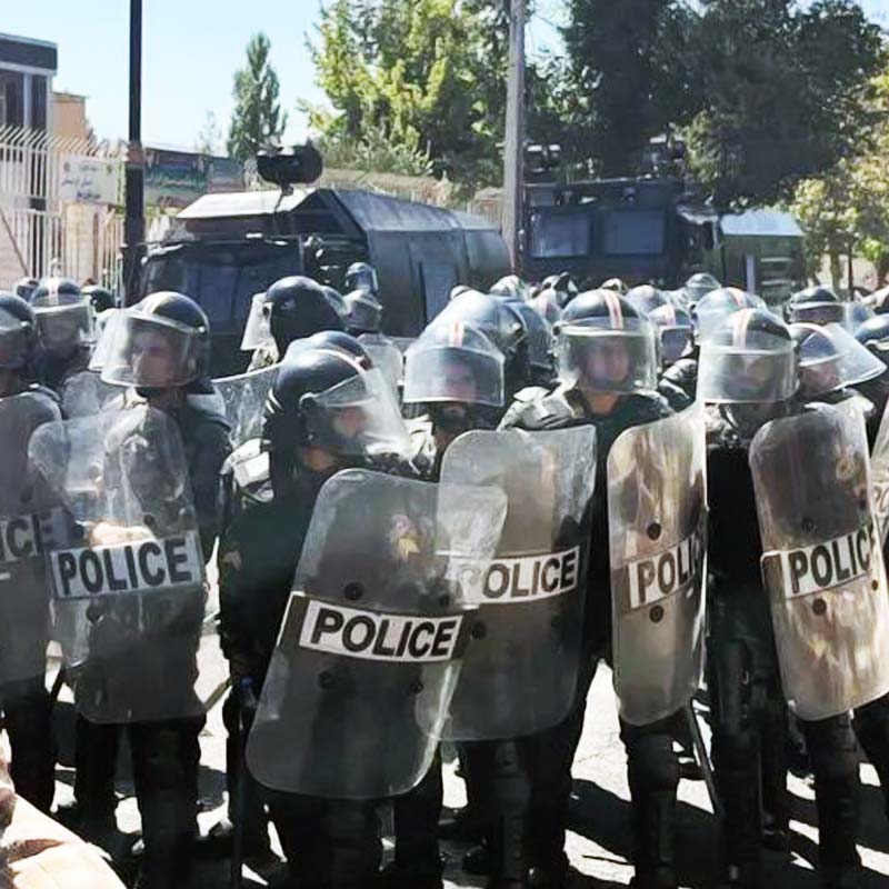 দেশজোড়া হিজাব-বিরোধিতা যে বেআইনি, তা সাফ জানিয়েছেন কর্নেল হায়দারি। তাঁর কথায়, ‘‘আমি দুঃখিত, কিন্তু বলতে বাধ্য হচ্ছি যে এ সব প্রতিবাদ-বিক্ষোভ সবই বেআইনি কার্যকলাপ। এগুলি আমাদের সমাজের সঙ্গে খাপ খায় না।’’