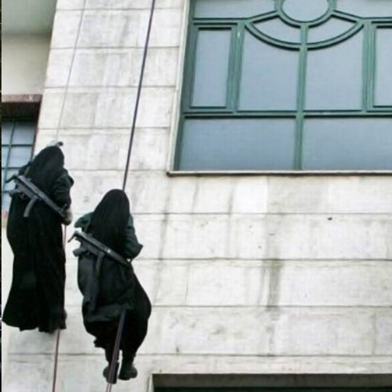 বিদেশি সংবাদমাধ্যমে দেখা গিয়েছে, দড়ির সাহায্যে দেওয়াল বেয়ে উঠানামার মতো মহড়া থেকে শুরু করে ইরানের রাস্তায় একে-৪৭ বা এমপি-৫ হাতে ঘুরে বেড়াচ্ছেন হিজাবপরিহিতা মহিলা কম্যান্ডোরা। বিক্ষোভকারীদের ‘দমনপীড়নের’ জন্য কি এত সাজ সাজ রব? প্রশ্ন সংবাদমাধ্যমের।