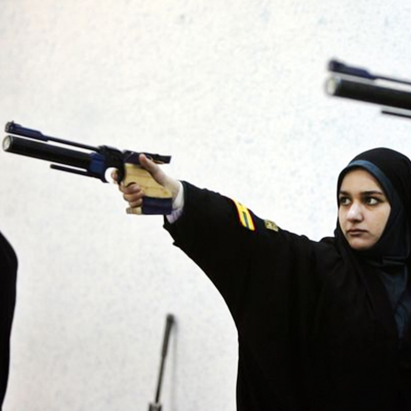 ইউনিটের ট্রেনিংয়ের পর এই মহিলা কম্যান্ডোদের স্নাতক হওয়ার অনুষ্ঠানের ছবি ছড়িয়ে পড়েছে সমাজমাধ্যমে। তাতে দেখা গিয়েছে, সোনালি-সবুজের রঙের ছোঁয়া রয়েছে এমন চিরাচরিত কালো হিজাবে ঢাকা কম্যান্ডোরা অস্ত্র হাতে সার বেঁধে দাঁড়িয়ে। 