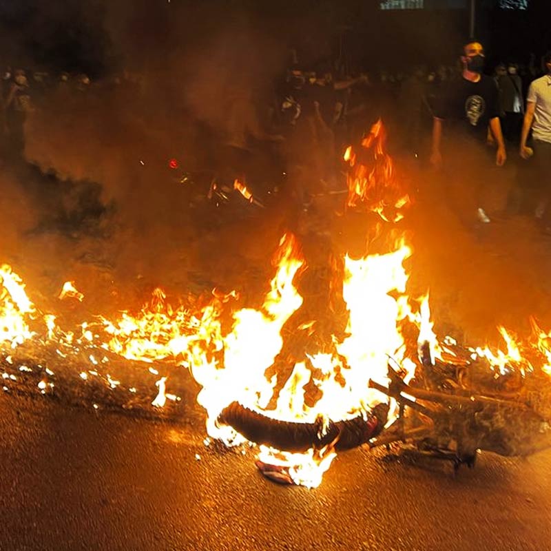 সংবাদমাধ্যমের দাবি, এই মহিলা কম্যান্ডোরাই ইরানের রাস্তায় নীতি পুলিশি করে বেড়ান। হিজাব ছাড়া রাস্তায় নামা মাহশাকে গ্রেফতারির পিছনেও নাকি এঁদেরই হাত ছিল।