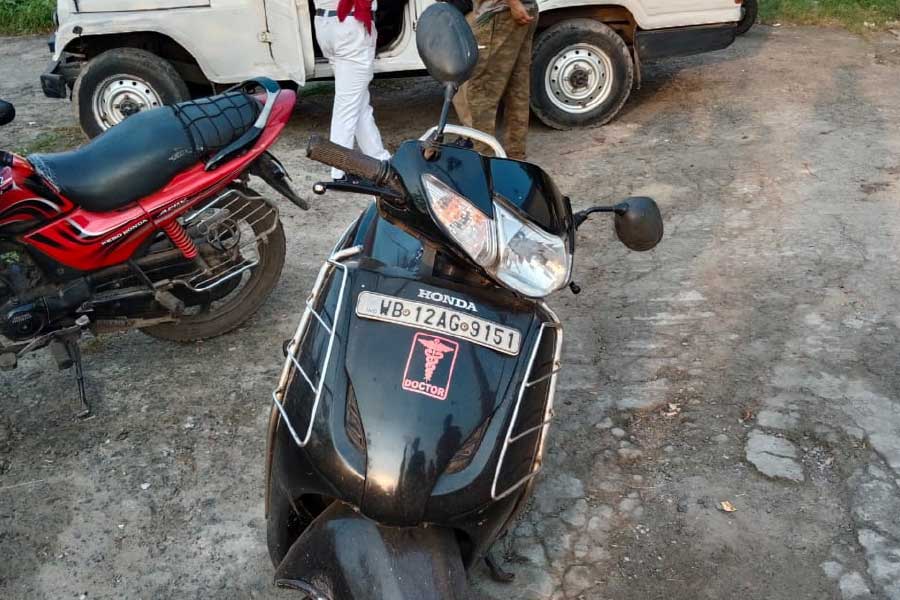 সৌরভ সাহারায়ের স্কুটি।