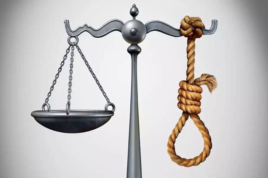 দু’বার বিয়ে করেছিলেন শাকিরা। তাঁর দ্বিতীয় স্বামীই তাঁকে খুন করেছিল। আদালতে অভিযোগ প্রমাণিত হলে প্রথমে মৃত্যুদণ্ড দেওয়া হয় মুরলিমনোহর মিশ্রকে। পরে সেই সাজা কমিয়ে যাবজ্জীবন কারাদণ্ডের নির্দেশ দেয় সুপ্রিম কোর্ট।