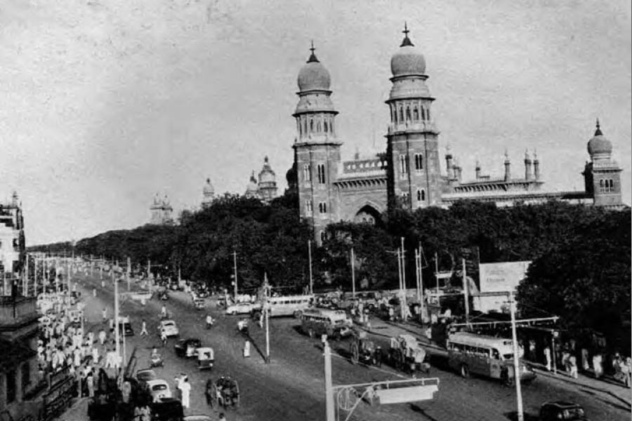 ১৯৪৫ সালে চেন্নাইয়ে এক পারসি মুসলমান পরিবারে জন্ম শাকিরার। পরে তাঁরা সিঙ্গাপুরে চলে যান। পরাধীন ভারতে মাইসুরু, জয়পুর এবং হায়দরাবাদের দেওয়ান ছিলেন শাকিরার দাদু মির্জা ইসমাইল। 