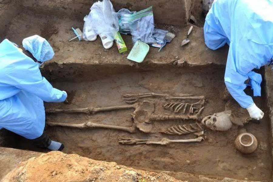 পুলিশ জানিয়েছে, আগে থেকে শাকিরার কবর খুঁড়ে রেখেছিল মুরলি। বাড়ির উঠোনে গভীর গর্ত খুঁড়ে তার মধ্যে রাখা হয়েছিল একটি বড়সড় বাক্স। সেই বাক্সে ছিল একটি মোটা চাদরও। পুলিশ যখন মাটি খুঁড়ে দেহাবশেষ উদ্ধার করে, দেখা যায়, শাকিরার কঙ্কাল খিমচে ধরে আছে সেই চাদরটি। এ ছাড়াও আরও কিছু তথ্য-প্রমাণ খতিয়ে দেখার পর পুলিশের অনুমান, জীবন্ত অবস্থায় পুঁতে দেওয়া হয়েছিল শাকিরাকে।। 