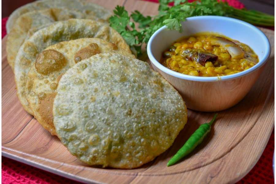 এখনকার ছেলেমেয়েরা হয়তো অনেকে জানেও না, ডালডায় ভাজা কচুরির সঙ্গে বাটা মশলা, বাদাম, ও খোসা সমেত আলু দিয়ে তৈরি তরকারি কিংবা স্রেফ নারকেল দিয়ে তৈরি ছোলার ডালের মজা! 