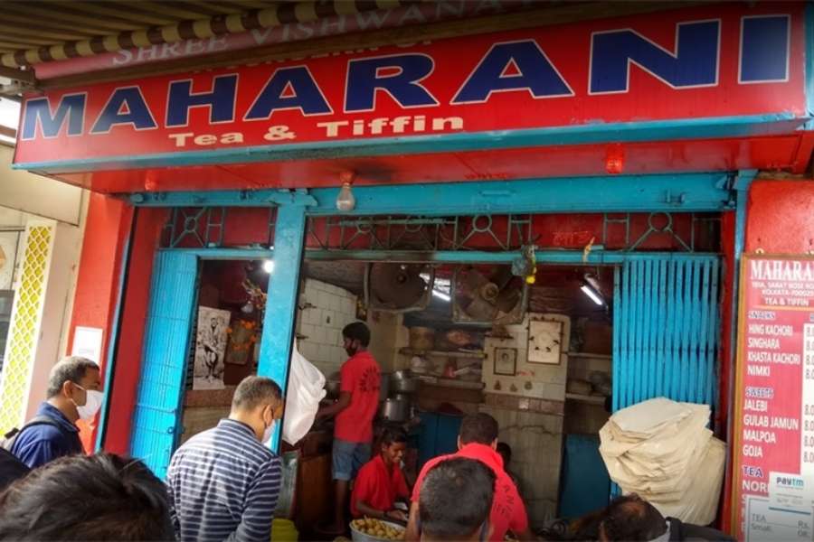 ‘মহারানি’:  ’কহানি’র মোনালিসা গেস্ট হাউস। ঠিক তার উল্টো দিকে যে দোকান শহরের বহু কচুরিপ্রেমী বিলক্ষণ চেনেন। মুচমুচে হিংয়ের কচুরির সঙ্গে আলুর দমের স্বাদ অতুলনীয় এখানে।  ঠিকানা: দেশপ্রিয় পার্ক, ১৭৪, যতীন দাস রোড - শরৎ বসু রোড, কলকাতা - ৭০০০২৯