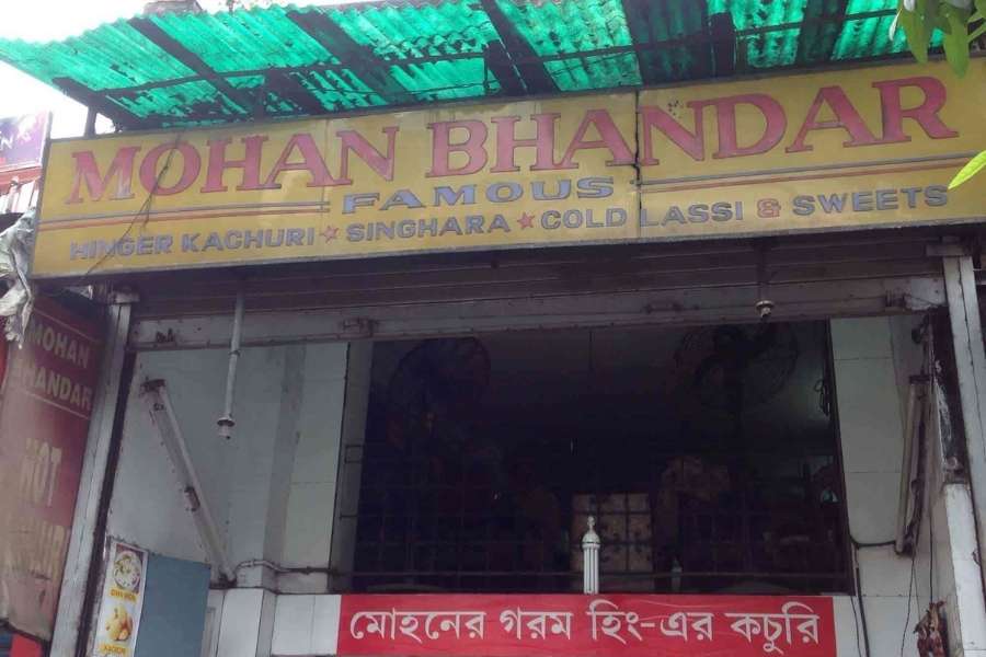 ‘মোহন ভাণ্ডার’:  সুজিত সরকারের ‘পিকু’ ছবির শ্যুটিংয়ের সময়ে এই দোকানে খেতে গিয়েছিলেন স্বয়ং অমিতাভ বচ্চন। এর পর থেকেই এই দোকানের জনপ্রিয়তা তুঙ্গে। এস এন ব্যানার্জি রোডে ‘মোহন ভাণ্ডার’। হালকা গ্রেভির আলুর তরকারি, সঙ্গে চাটনি, লঙ্কার আচার – পুরোদস্তুর জলখাবারের থালা।  ঠিকানা: এসএন ব্যানার্জি রোড, রিগ্যাল সিনেমা, এসপ্ল্যানেড, কলকাতা - ৭০০০১৩