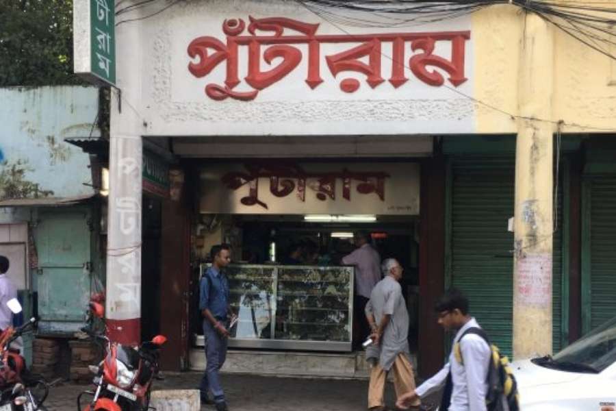 ‘পুঁটিরাম’:  কলেজ স্ট্রিট চত্বরে প্রায় ১৫০ বছরের পুরনো পুঁটিরাম। সুস্বাদু কচুরি তো বটেই, সঙ্গে এখানে পাবেন বাঙালির অত্যন্ত প্রিয় রাজভোগ। তা ছাড়া ডালপুরি, ছোলার ডাল এবং অন্যান্য মিষ্টি –ও চেখে দেখা যেতে পারে এখানে। ঠিকানা: আমহার্স্ট স্ট্রিট, কলকাতা – ৭০০০০৯