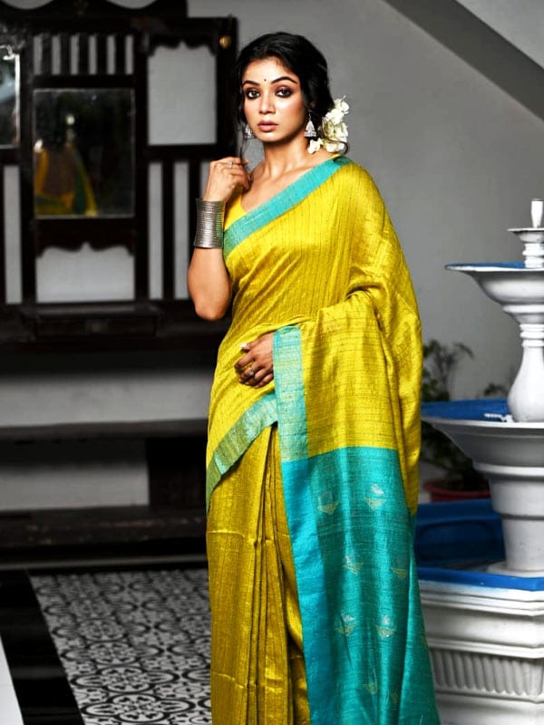 তসর শাড়ি সঙ্গে কানে একটি ভারী অক্সিডাইজড গয়না আর মাথায় ফুল দিলেই সম্পূর্ণ হবে ষষ্ঠীর সাজ। 