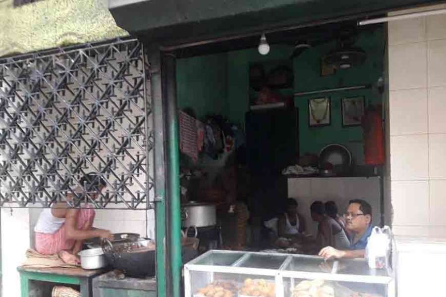 ‘পটলার কচুরি’:  উত্তর কলকাতার বাগবাজারে অবস্থিত ‘পটলার কচুরি’র খুব নাম ডাক। ছুটির দিন হোক বা সপ্তাহের প্রথম দিন, বাগবাজারে গেলে দোকানের ভিড়ই আলাদা। শুধু কচুরিই নয়, পুজোর সময় সন্ধ্যার দিকে এখানে এলে চেখে দেখতে পারেন হরেক রকম তেলেভাজাও। ঠিকানা: বাগবাজার কলোনি, বাগবাজার, কলকাতা - ৭০০০০৩  